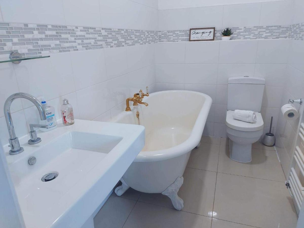 Corner House, Sleeps 8 In 4 Bedrooms, Near Train Station, Great Value! Manchester Exteriör bild