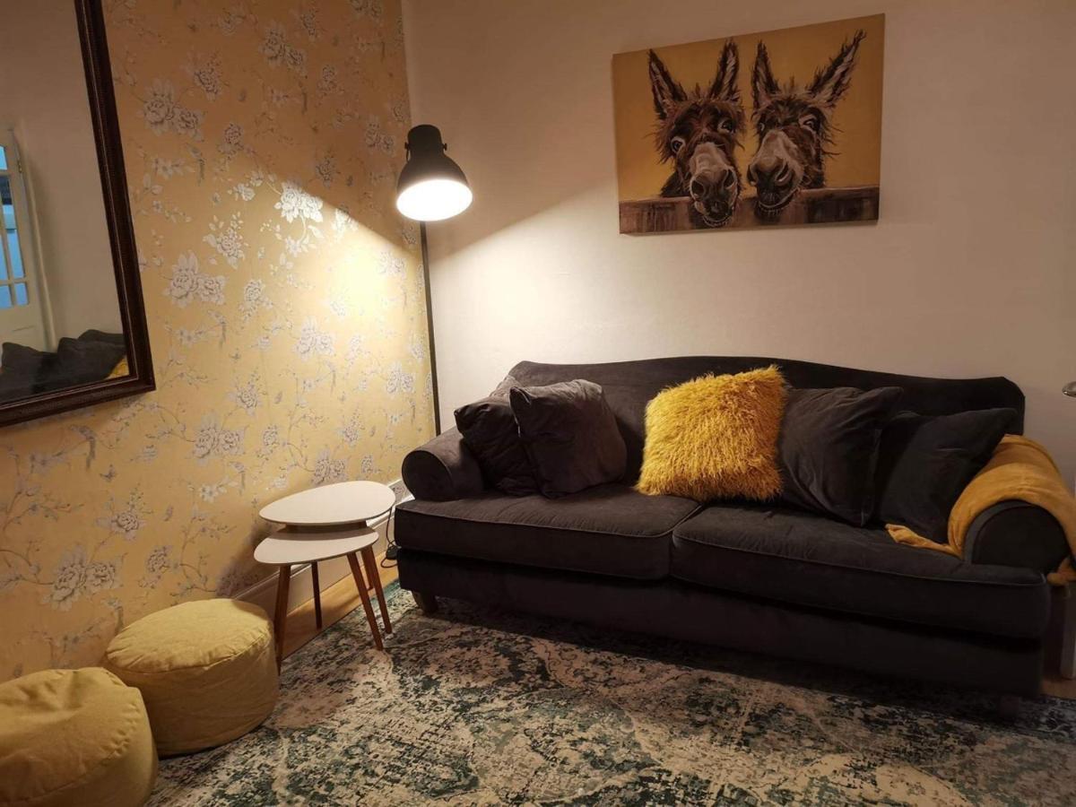 Corner House, Sleeps 8 In 4 Bedrooms, Near Train Station, Great Value! Manchester Exteriör bild
